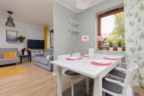 Departamento, 1 habitación, 2 baños | Cocina privada | Microondas, lavavajillas y utensilios de cocina 