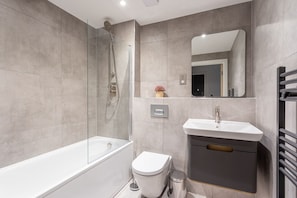 Bathroom - Modern & Stylish 2 Bed York Apartment (York)