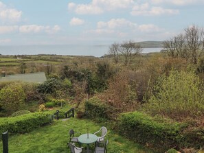 Cottage | Outdoor dining - Arfron (Newport)