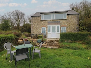 Cottage | Outdoor dining - Arfron (Newport)