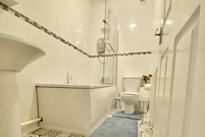 A bathroom with a shower, toilet, and sink. - House Near Cardiff City Centre (Cardiff)