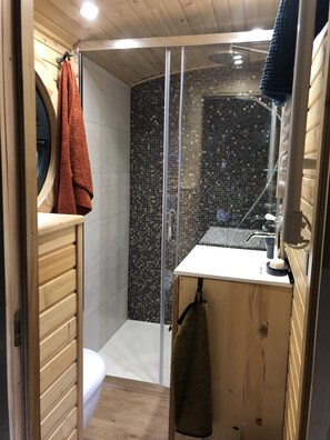 Bruser, miljøvenlige toiletartikler, hårtørrer, håndklæder