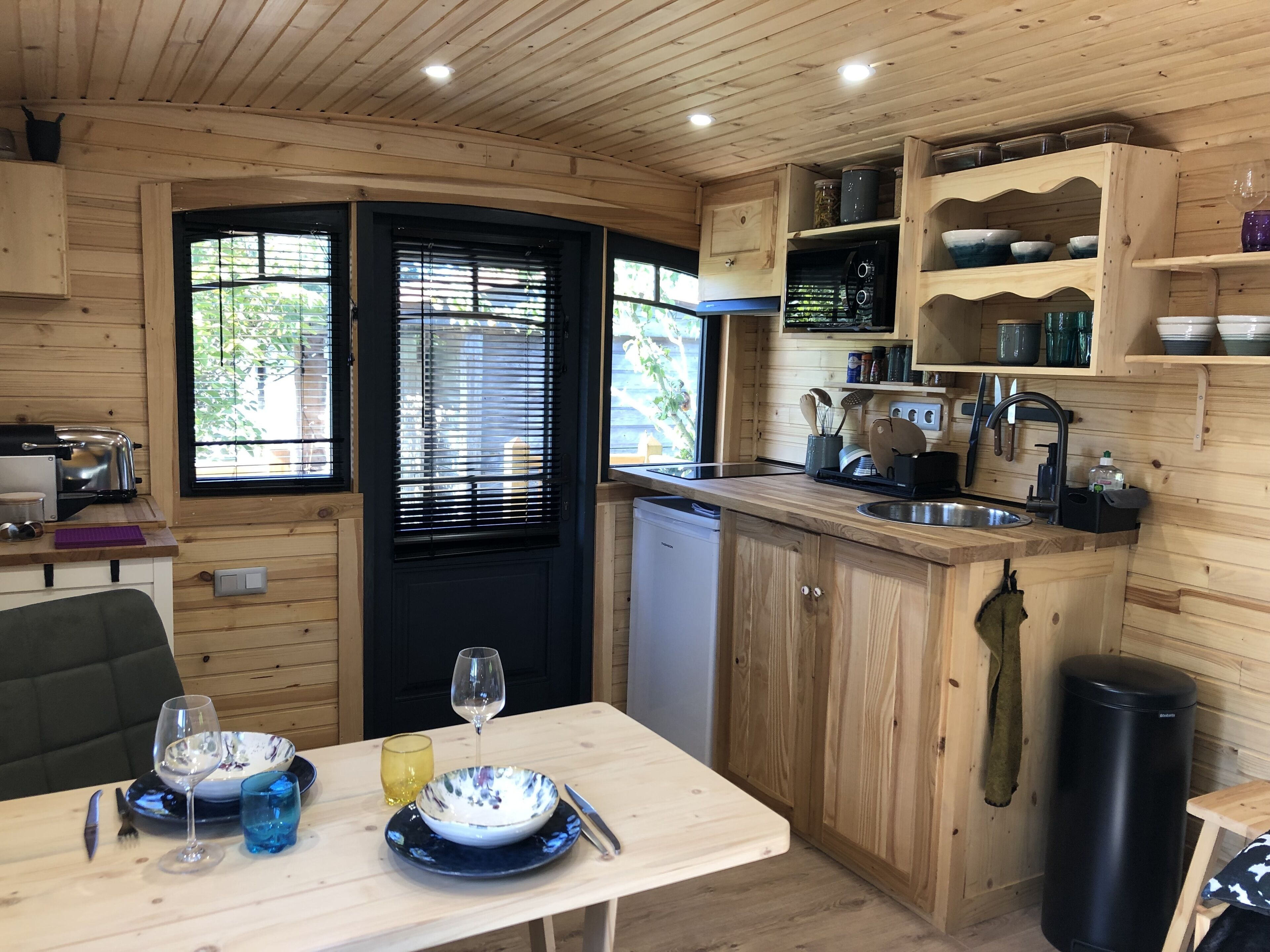 Réfrigérateur, micro-ondes, plaque de cuisson, cafetière/bouilloire