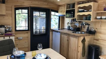 Réfrigérateur, micro-ondes, plaque de cuisson, cafetiÚre/bouilloire