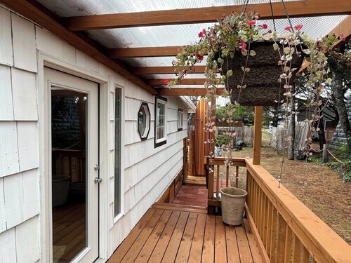 The Chillton Cozy cabin steps to beach