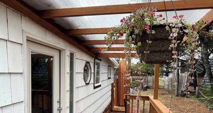 The Chillton Cozy cabin steps to beach