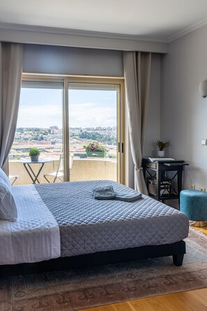 1 quarto, ferros/tábuas de passar roupa, roupa de cama