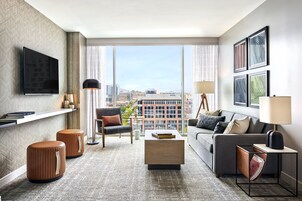 Ropa de cama de alta calidad y caja de seguridad en la habitación 