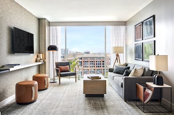 Suite, 1 King Bed | Premium bedding, in-room safe, desk, blackout drapes at Omni Tempe Hotel at ASU