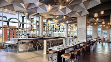 2 restaurantes; se sirve desayuno, almuerzo y cena