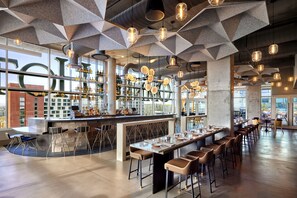 2 Restaurants, Frühstück, Mittagessen, Abendessen, amerikanische Küche