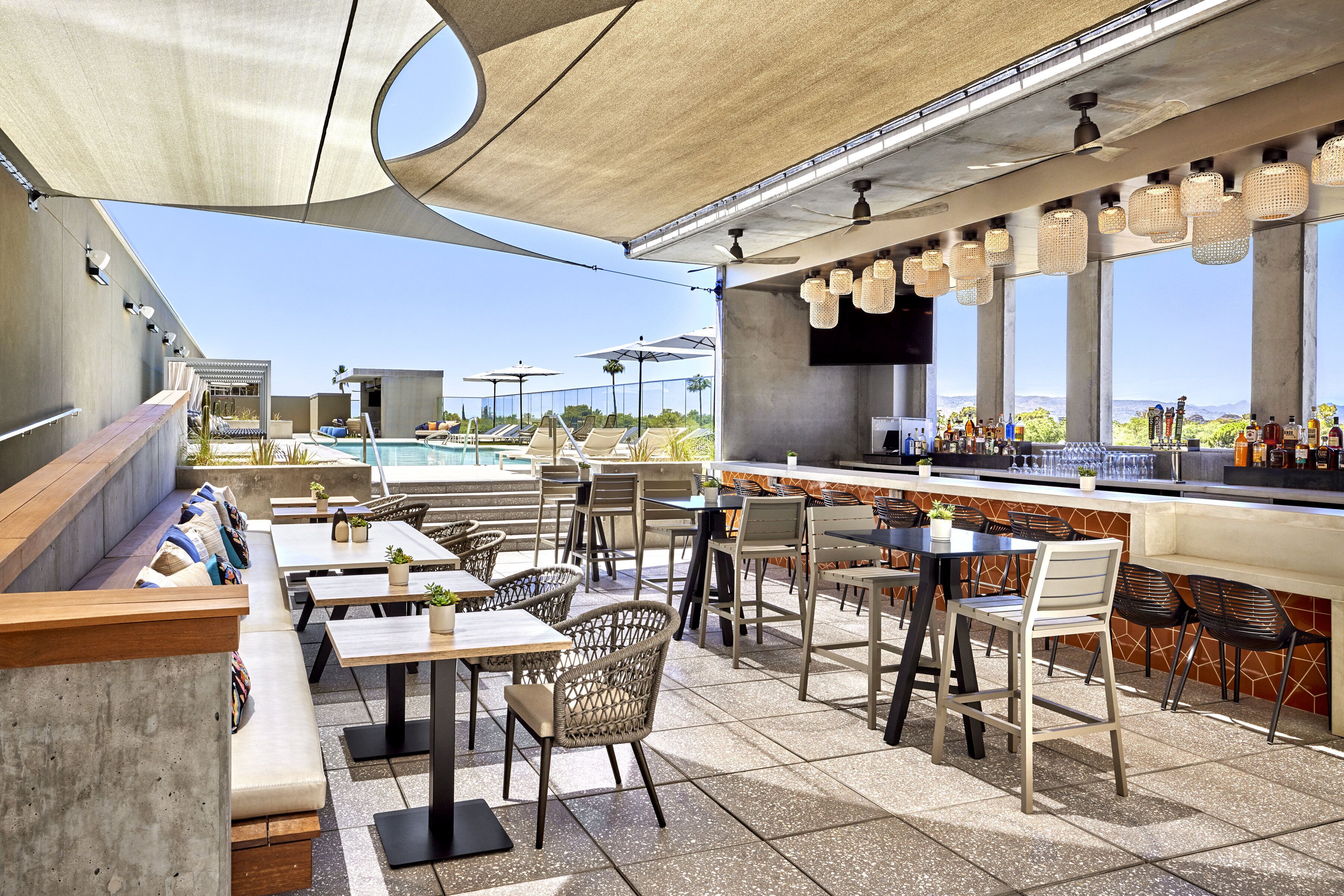 Bar en la azotea, con mesas al aire libre, abre en días seleccionados 