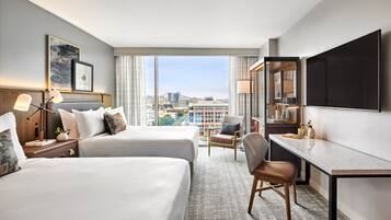 Luxe beddengoed, een kluis op de kamer, een bureau