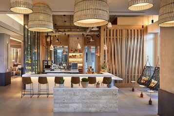 Bar di atap dengan suguhan santap malam alfresco