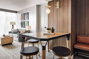 Suite, 1 Katil Raja (King) | Peralatan tempat tidur premium, peti besi dalam bilik, meja 