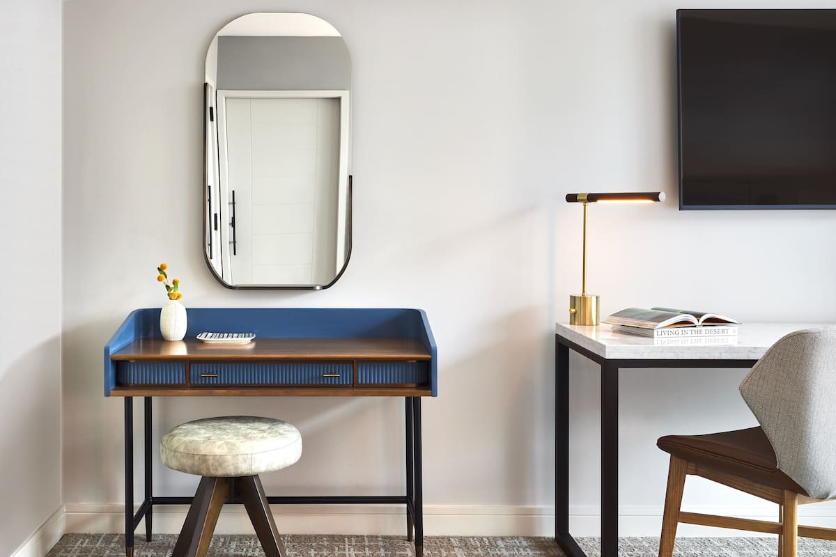 Suite, 1 letto king | Biancheria da letto di alta qualità, cassaforte in camera, una scrivania