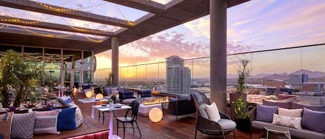 Bar en la azotea, con mesas al aire libre, abre solo algunos días