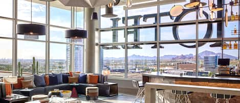 Hi ha 2 restaurants amb plats de cuina americana