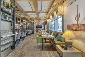 2 restaurants servant le petit déjeuner, spécialités Cuisine américaine