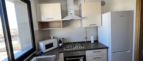 Frigorifero, microonde, forno, piano cottura