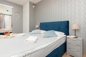 2 عدّة غرف نوم وملاءات أسرّة