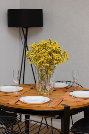 تناول الطعام داخل الغرفة