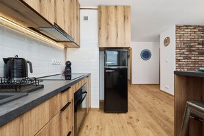 Fridge, oven, stovetop, dishwasher