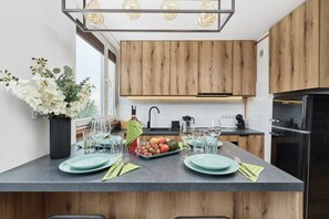 Fridge, oven, stovetop, dishwasher