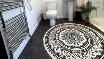 House | Bathroom | Combined shower/bathtub, deep-soaking bathtub, hair dryer, towels
