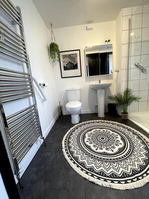 Ferienhaus | Badezimmer | Duschwanne, Komfortbadewanne, Haartrockner, Handtücher