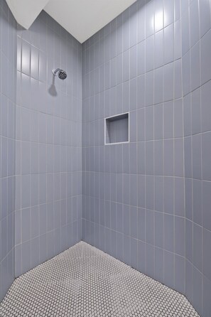 Douche, sèche-cheveux, serviettes fournies