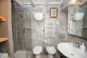 Doccia, asciugacapelli, bidet, asciugamani