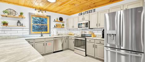 Full-size fridge, microwave, dishwasher, coffee/tea maker