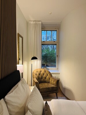 1 habitación, decoración personalizada y cortinas blackout