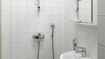 Apartment | Bathroom | Shower, hair dryer, bidet, towels