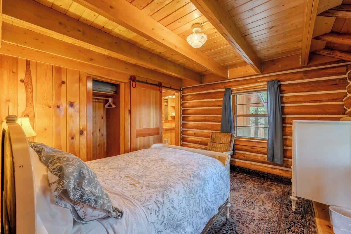 2 bedrooms, travel crib, WiFi, bed sheets