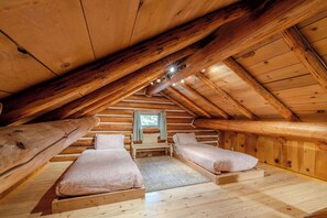 2 bedrooms, travel cot, WiFi, bed sheets