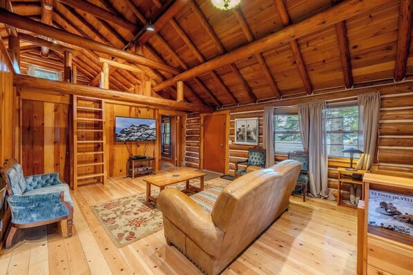 Fernseher, DVD-Player, Bücher, Arbeitsbereiche