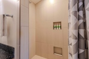 Badewanne, Haartrockner, Handtücher, Shampoo