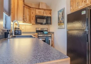 Réfrigérateur, four à micro-ondes, un four, surface de cuisson