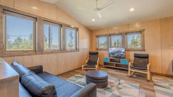 Een televisie en een kantoor