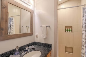 Bathtub, hair dryer, towels - YCC Studio (West Yellowstone)