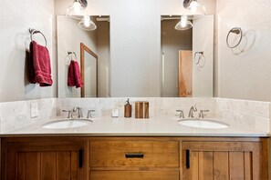 タオル、トイレットペーパー