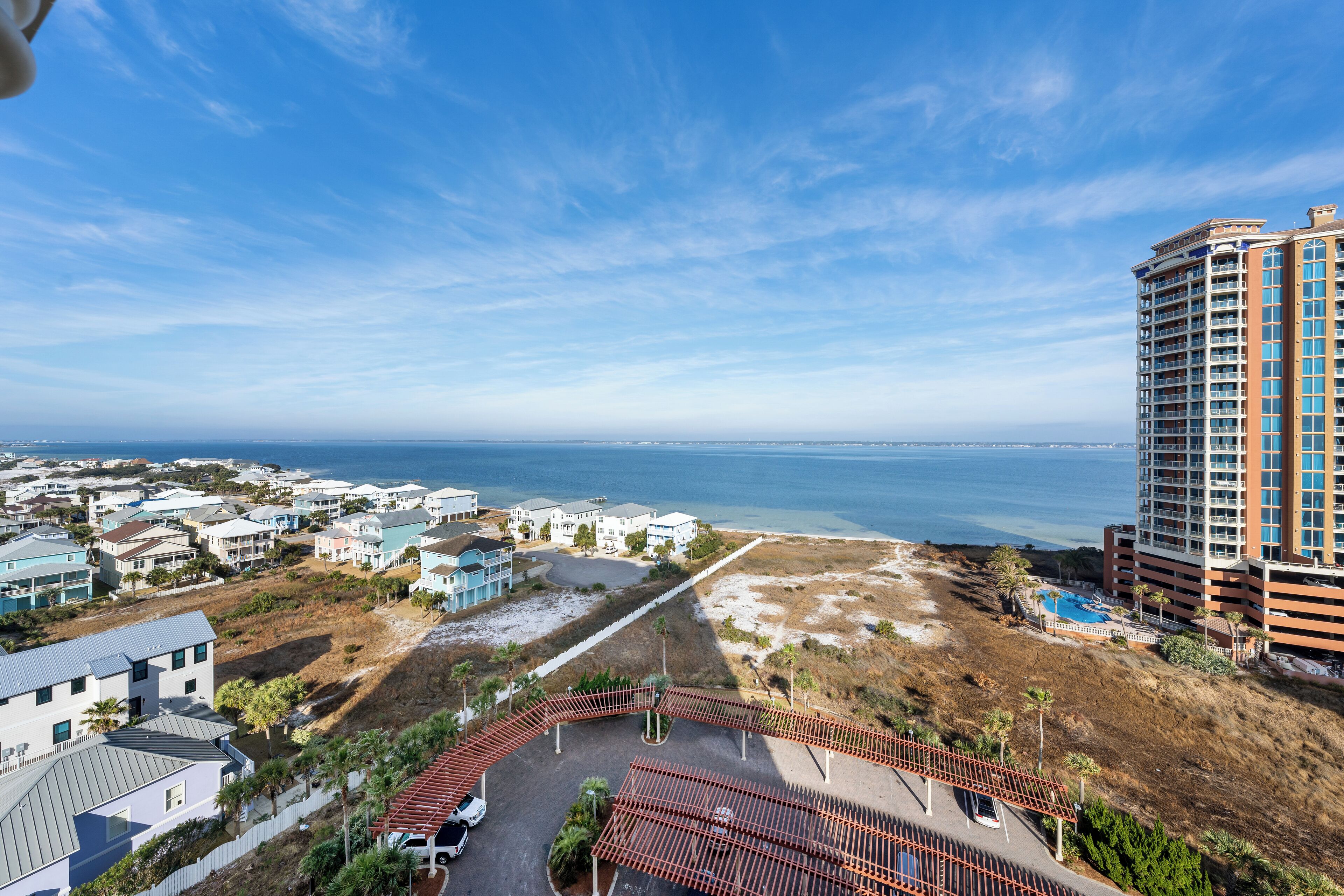 Un hotel sulla costa con piscina, accesso diretto alla spiaggia e vista sull'oceano.