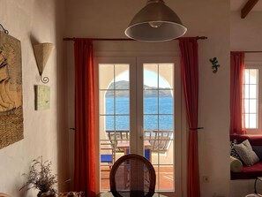 Télévision à écran plat, cheminée, livres