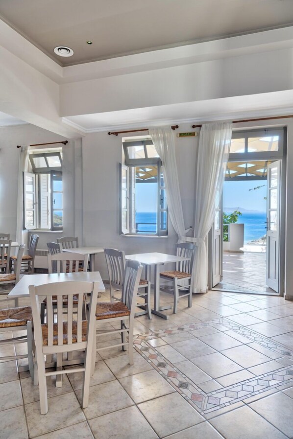Free daily buffet breakfast - APOLLON PALACE (Syros)