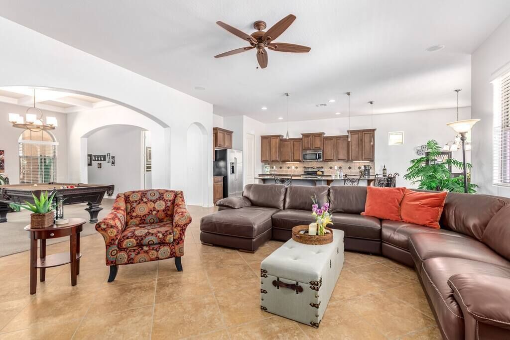 Televisie, een open haard, een dvd-speler en boeken