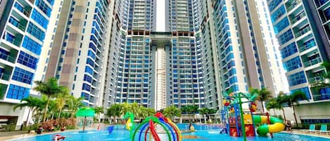 Una piscina al aire libre