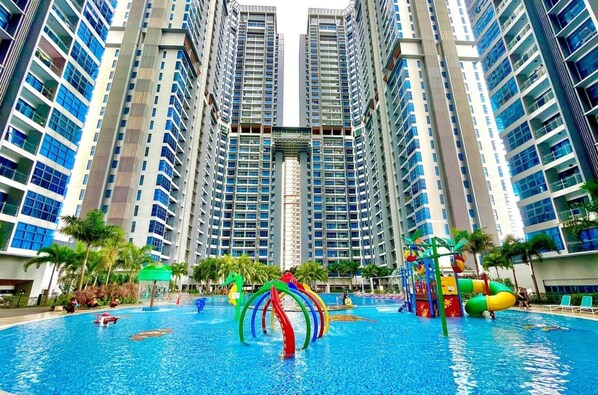 Una piscina al aire libre