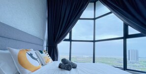 Escritorio, wifi gratis y ropa de cama